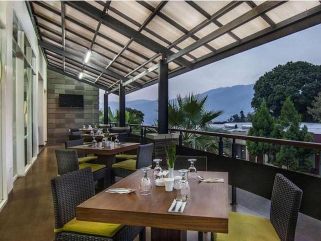 The Rizen Hotel Cisarua Ngoại thất bức ảnh